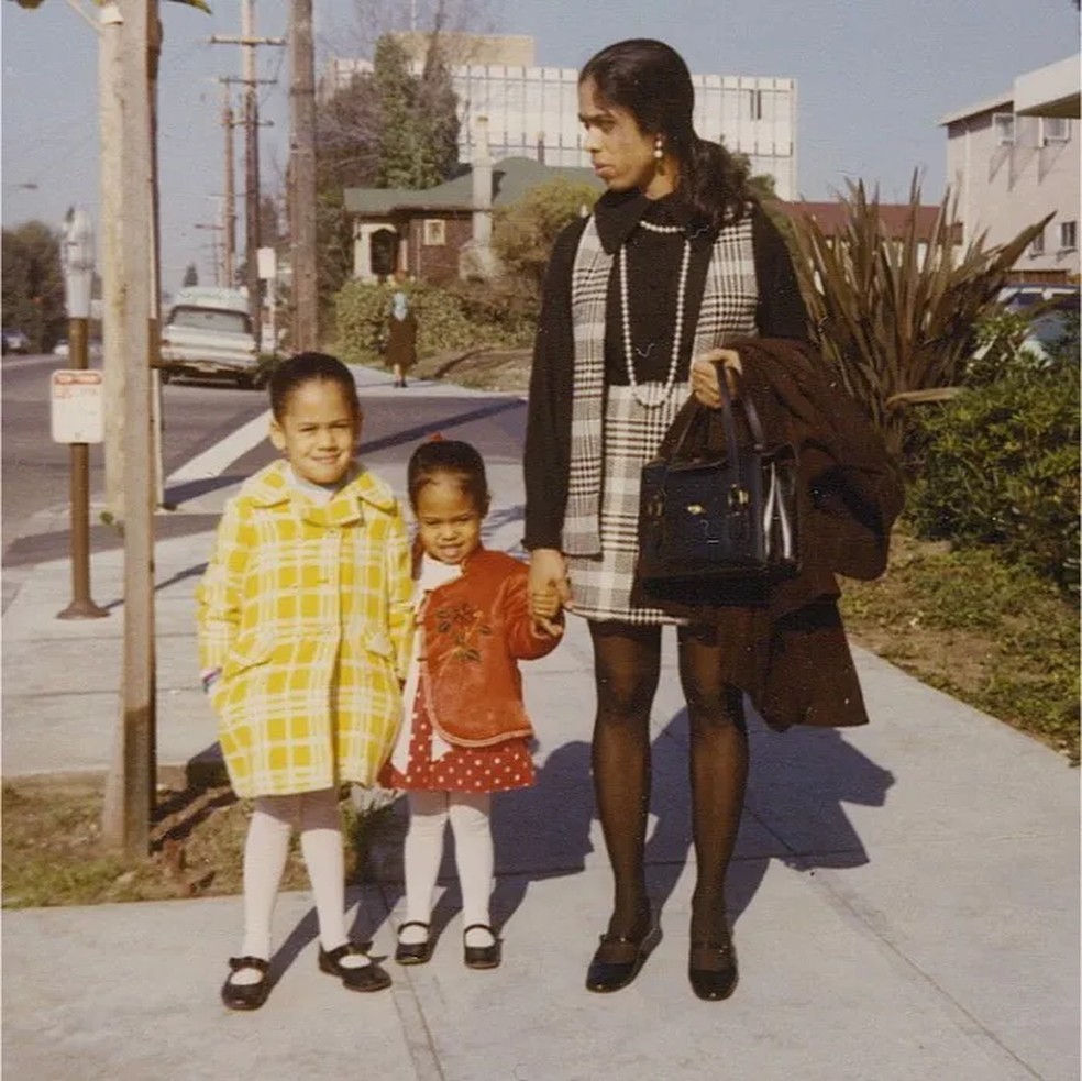 Em imagem de arquivo, Kamala Harris (à esq.) ainda criança ao lado da irmã mais nova, Maya, e da mãe delas. — Foto: Reproduçao/ Kamala Harris