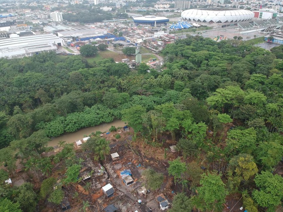 A ocupação irregular está estabelecida próximo a Arena da Amazônia, em Manaus — Foto: Reprodução