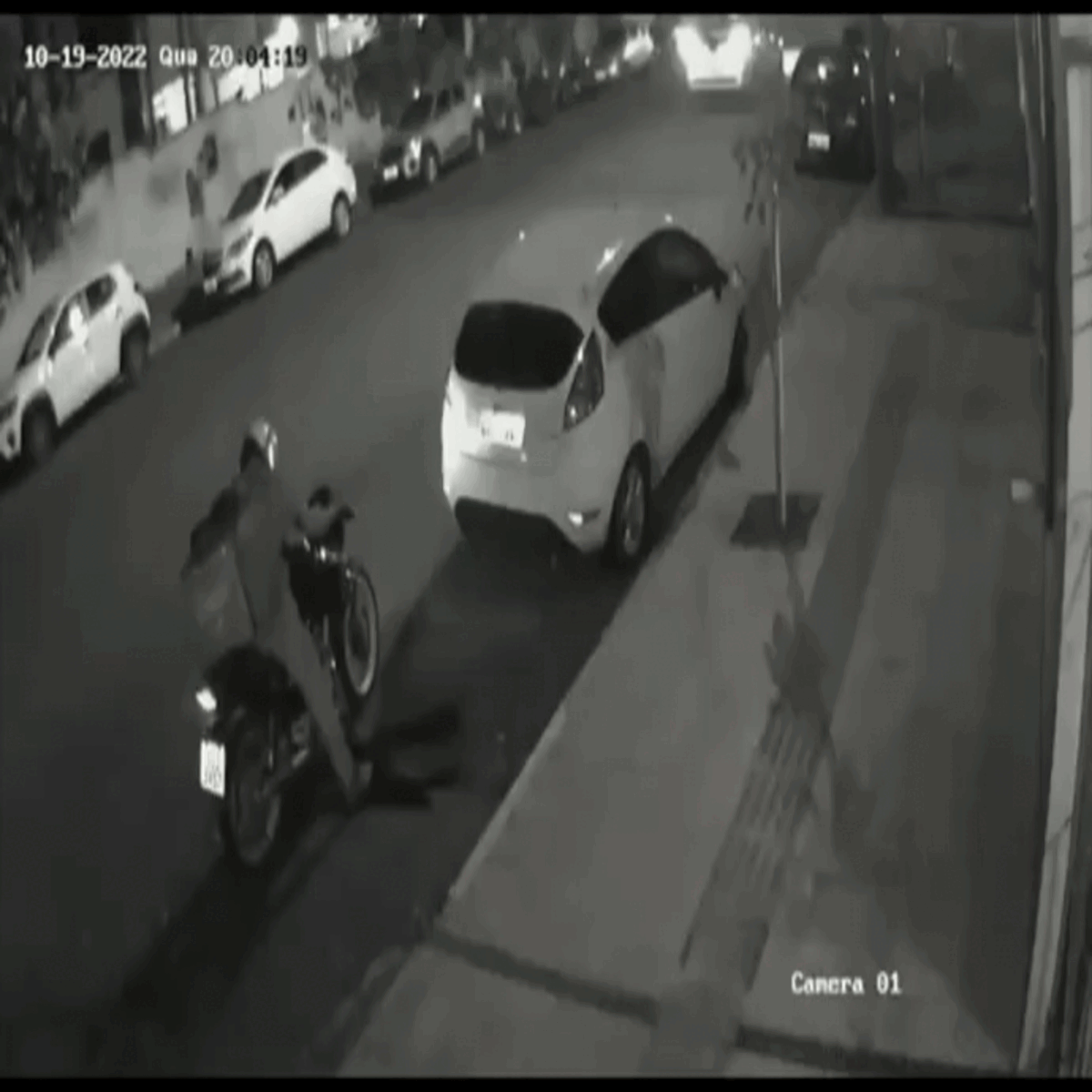 VÍDEO: moto pega fogo, explode e motoentregador sai ileso: 'Comprei há ...