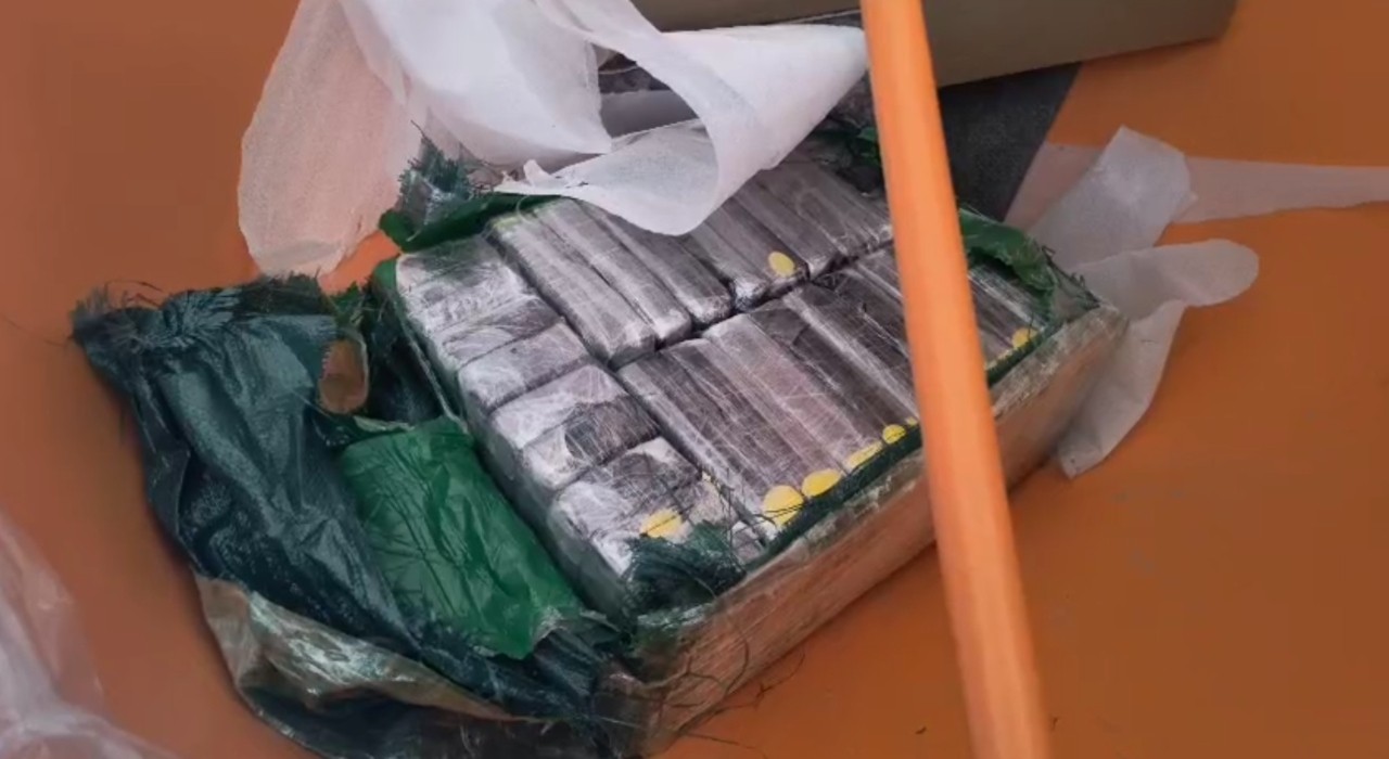 Polícia Rodoviária apreende R$ 13 milhões em pasta base de cocaína dentro de caçambas de lixo em caminhão na Castello Branco