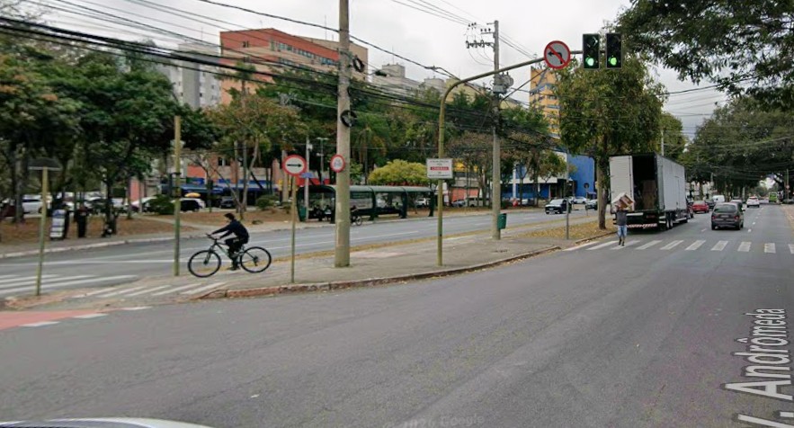 Motociclista de 26 anos morre ao colidir com ônibus na Av. Andrômeda, em São José dos Campos