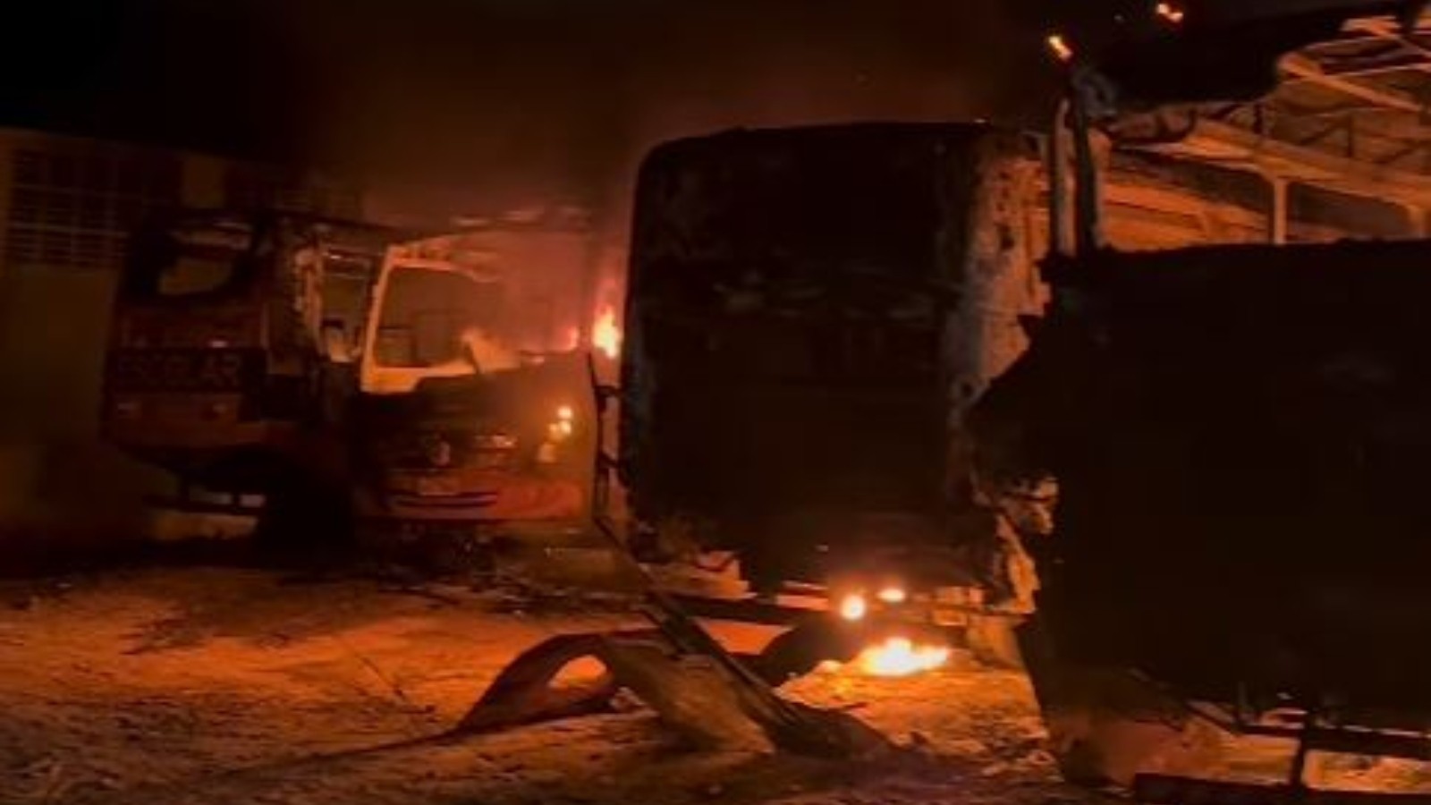 Quatro ônibus escolares são incendiados dentro de escola na Grande Fortaleza; vídeo