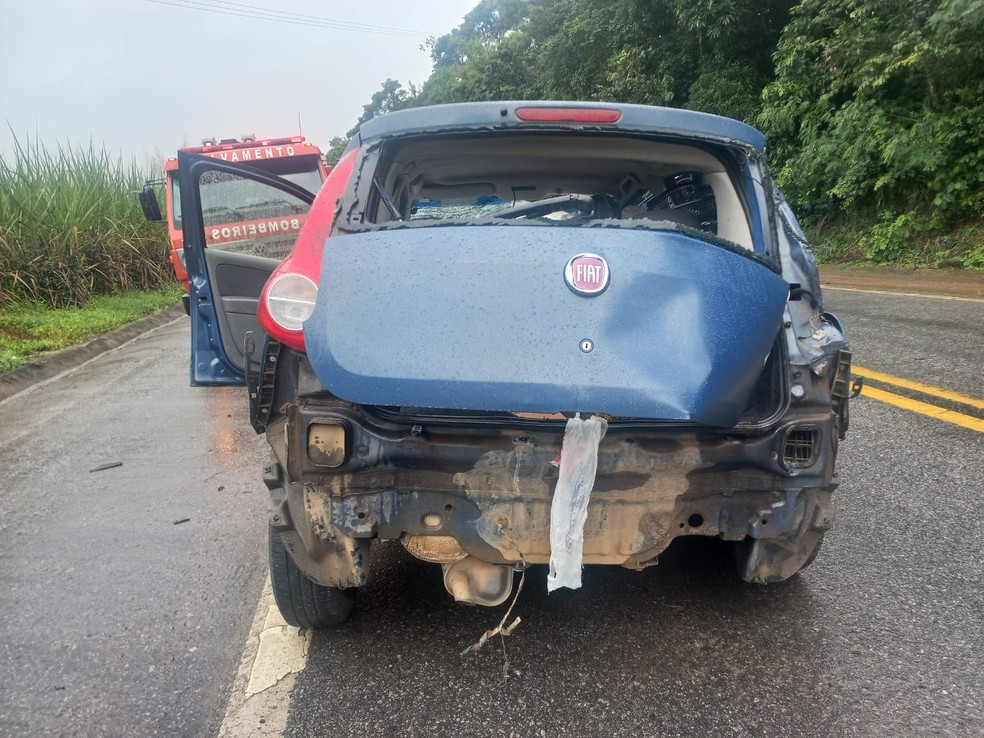 Palio envolvido em colisão com caminhonete na BR-104, em São José da Laje, AL — Foto: Corpo de Bombeiros de Alagoas
