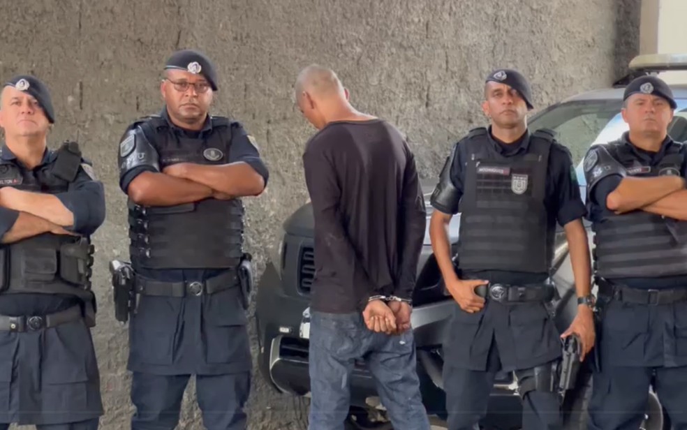 Guardas da Guarda Civil Metropolitana prendem homem suspeito de atos obscenos, em Goiânia - Goiás — Foto: Divulgação/GCM