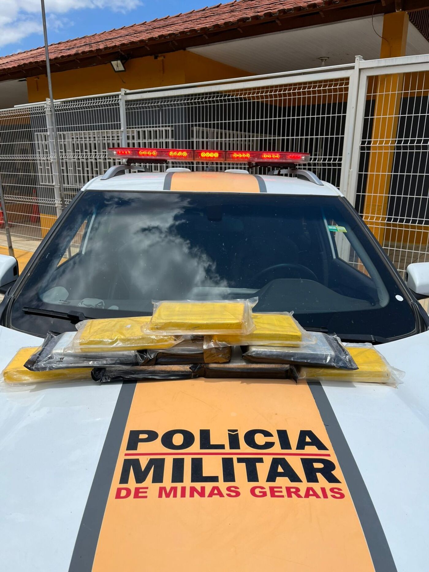 Motorista que levava cocaína em carro foge para mata, atravessa cercas e pula em rio, mas é preso