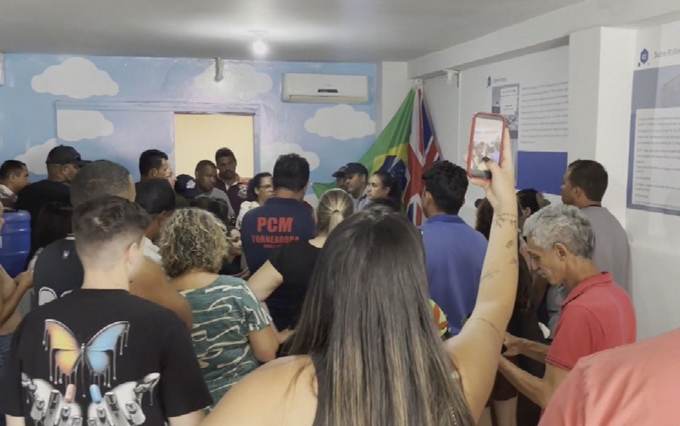 Pessoas que alegam ter sido vítimas do esquema foram ao escritório da empresa, em Catalão — Foto: Reprodução/ TV Anhanguera