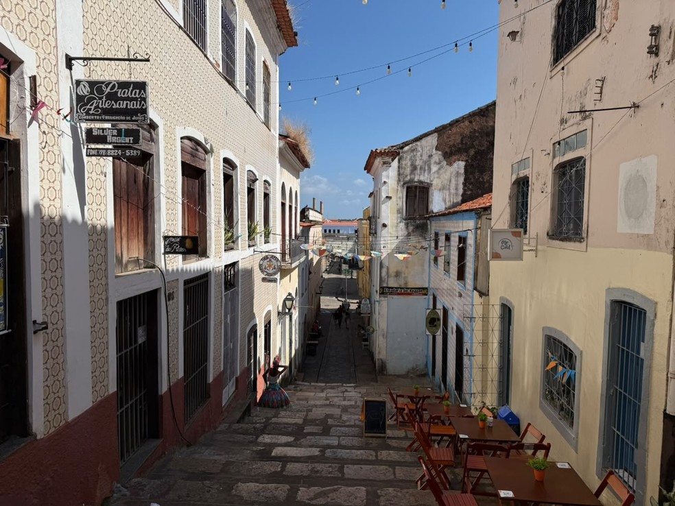 Beco Catarina Mina - 2026 (a esquerda) e Beco Catarina Mina - 1948 (a direita). — Foto 1: Foto: Hillary Araújo — Foto 2: Divulgação/ Pierre Verger - CCVM