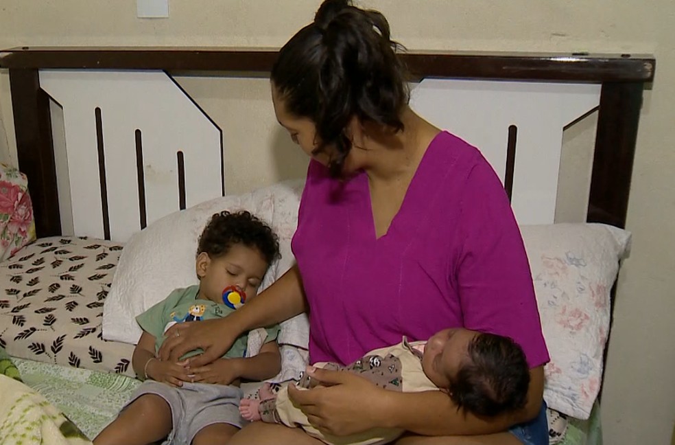Mãe estava sozinha em casa com o filho de 1 ano e 9 meses — Foto: Reprodução/TV Integração