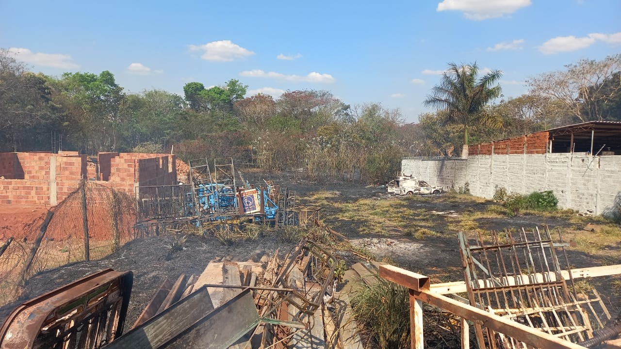 
Incêndio em canavial atinge vegetação, chega a condomínio de chácaras e consome ferro-velho em Rio Preto 