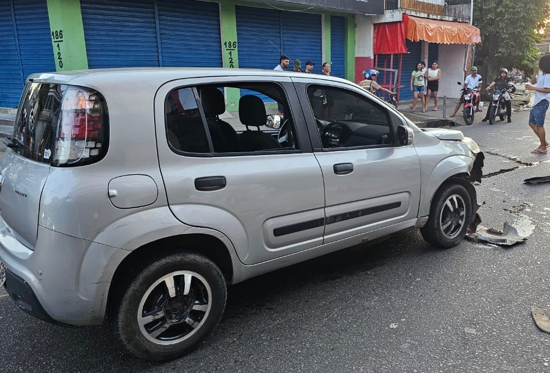 Motociclista invade contramão e bate em carro na Zona Oeste de Manaus