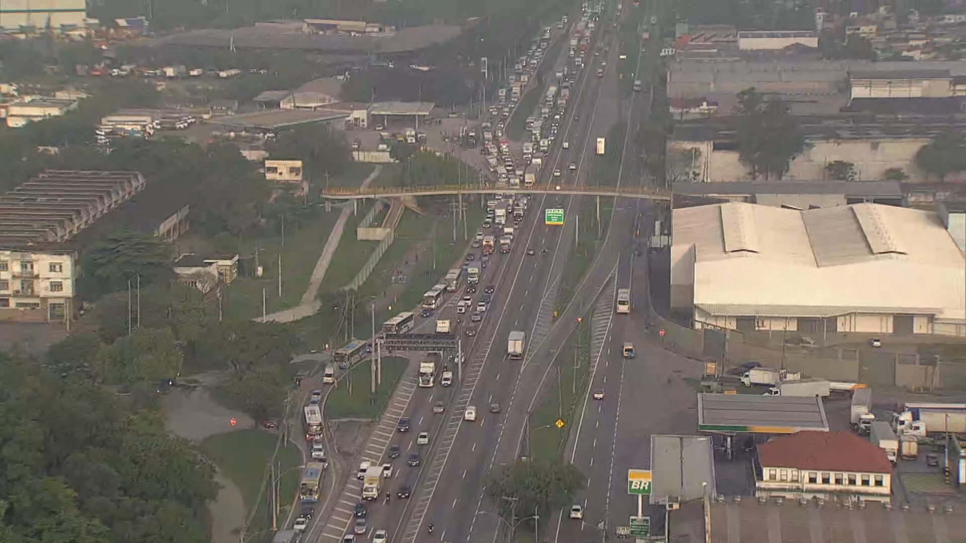Suspeito é morto por policiais militares durante tentativa de assalto a ponto de ônibus na rodovia Presidente Dutra, em SP