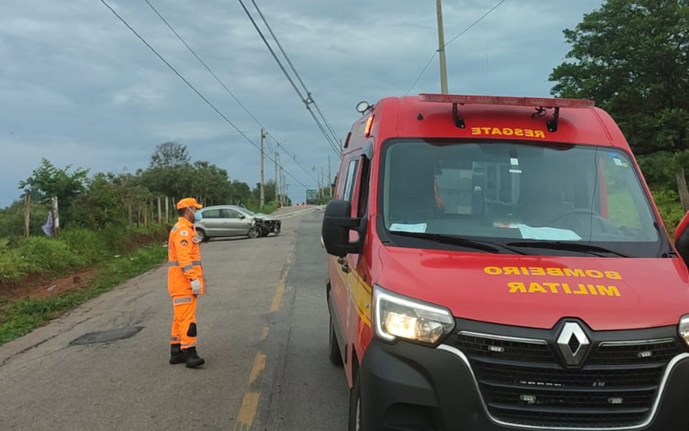 Motorista derruba poste e pode pagar multa por comprometer energia em Varginha — Foto: Corpo de Bombeiros