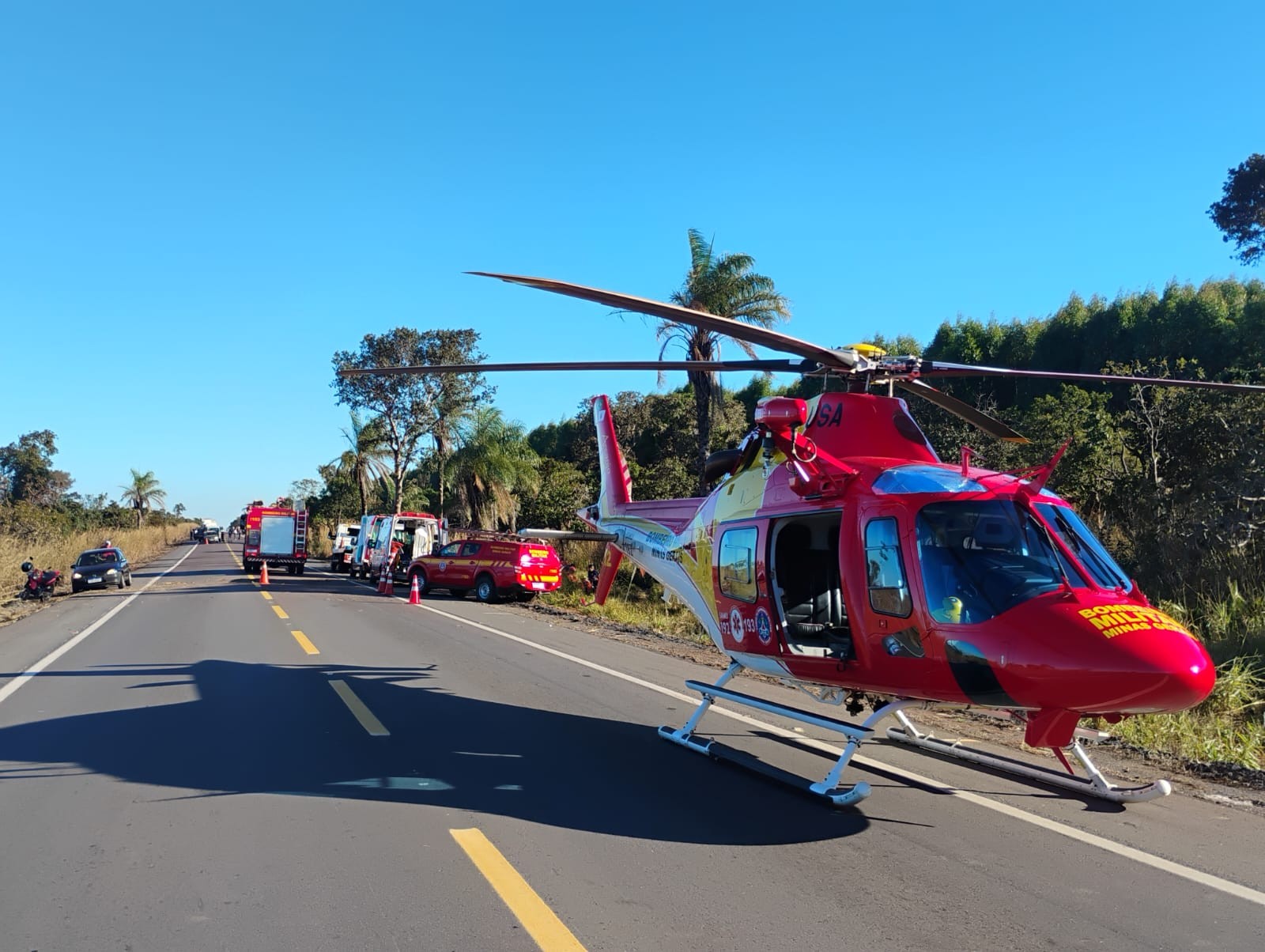 Três pessoas ficam feridas após carro capotar e atingir árvore na BR-365; uma delas foi socorrida de helicóptero
