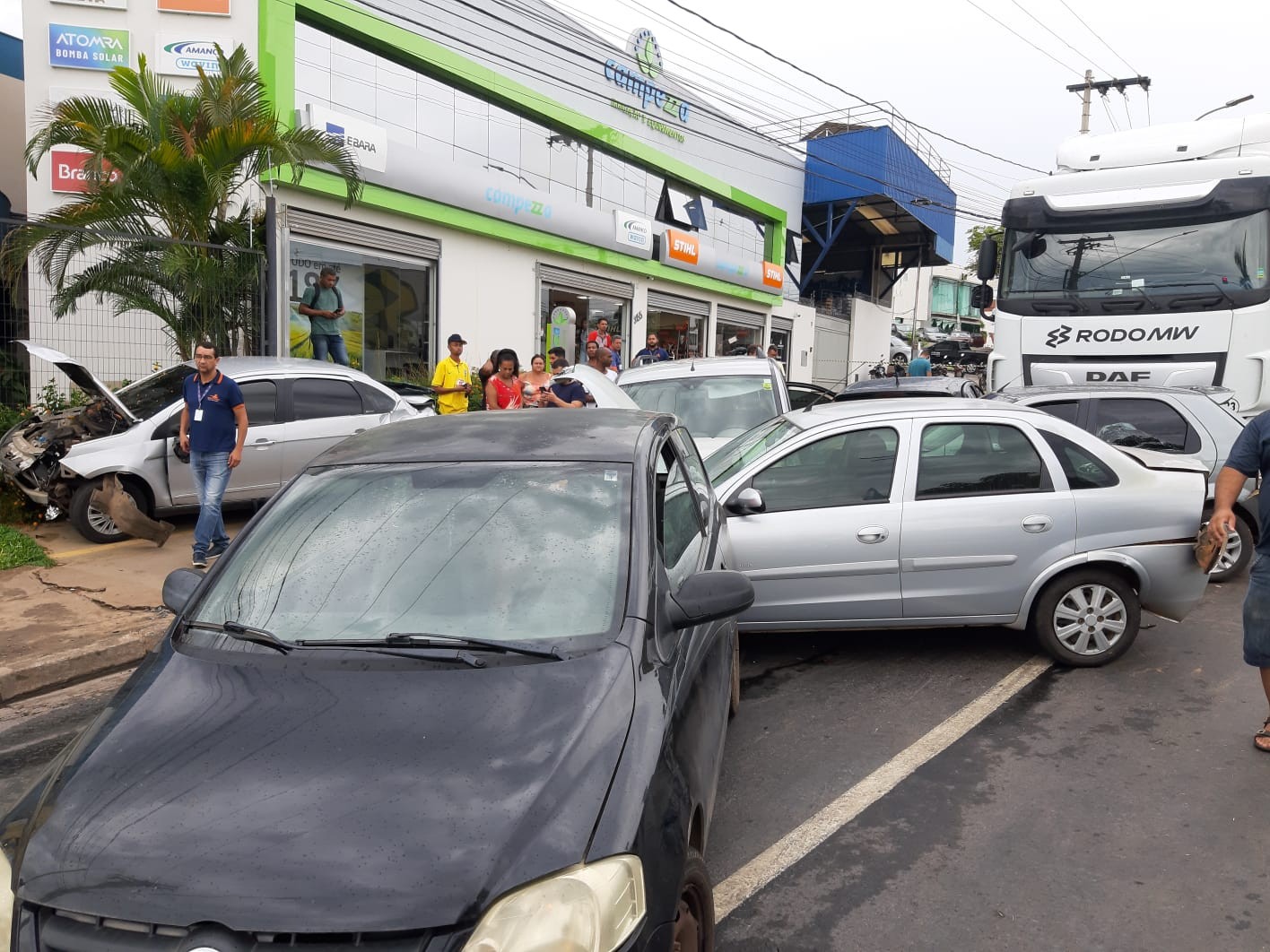 Vídeo mostra momento em que carreta atinge sete veículos em avenida de Montes Claros
