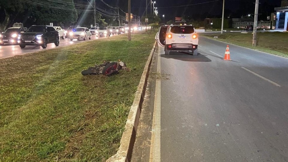Motociclista de 19 anos morre após bater em poste no DF. — Foto: CBMDF