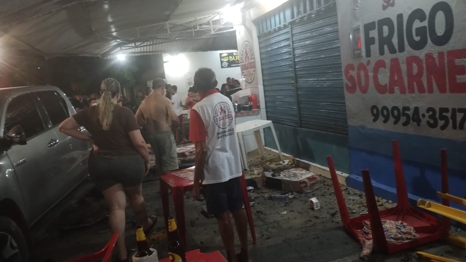 Carros colidem, invadem restaurante e ferem empresário na Zona Norte de Teresina