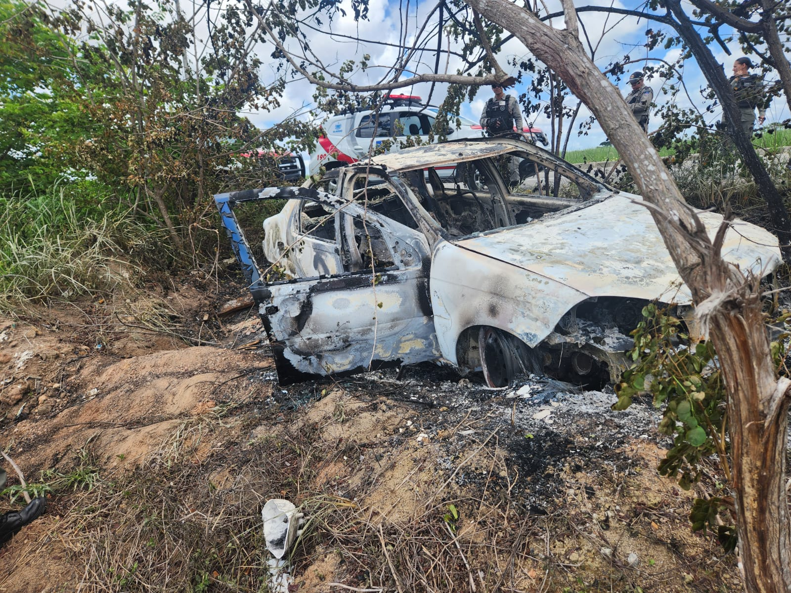 Dois corpos carbonizados são encontrados dentro de carro em Maceió