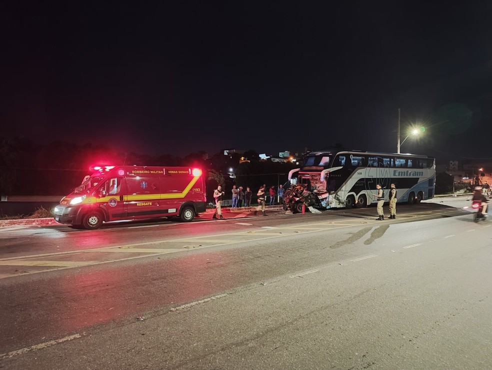 Dois jovens morrem após acidente entre carro e ônibus na BR-116 em Governador Valadares — Foto: Corpo de Bombeiros