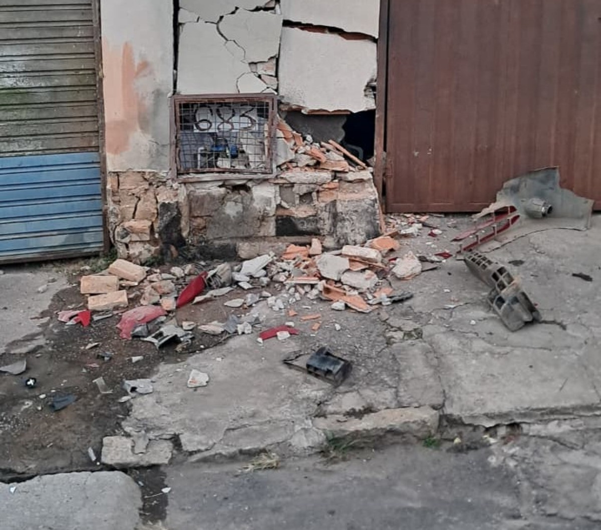 Carro dá piruetas, invade imóvel e motorista foge sem arcar 
