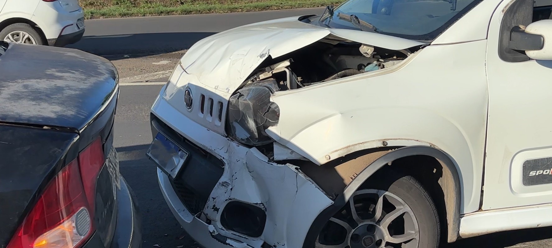 Motorista se distrai com barulho de moto e bate contra traseira de carro na Rodovia Luiz de Queiroz em Piracicaba