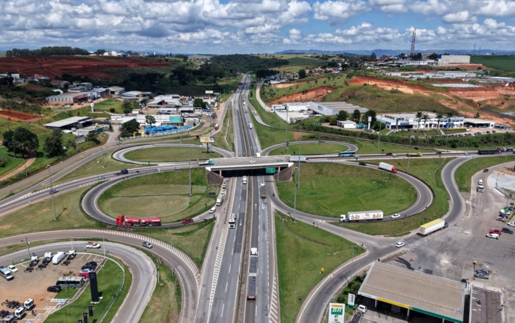 Fernão Dias deve receber quase 1 milhão de veículos no feriado do Dia do Trabalhador; veja horários de pico