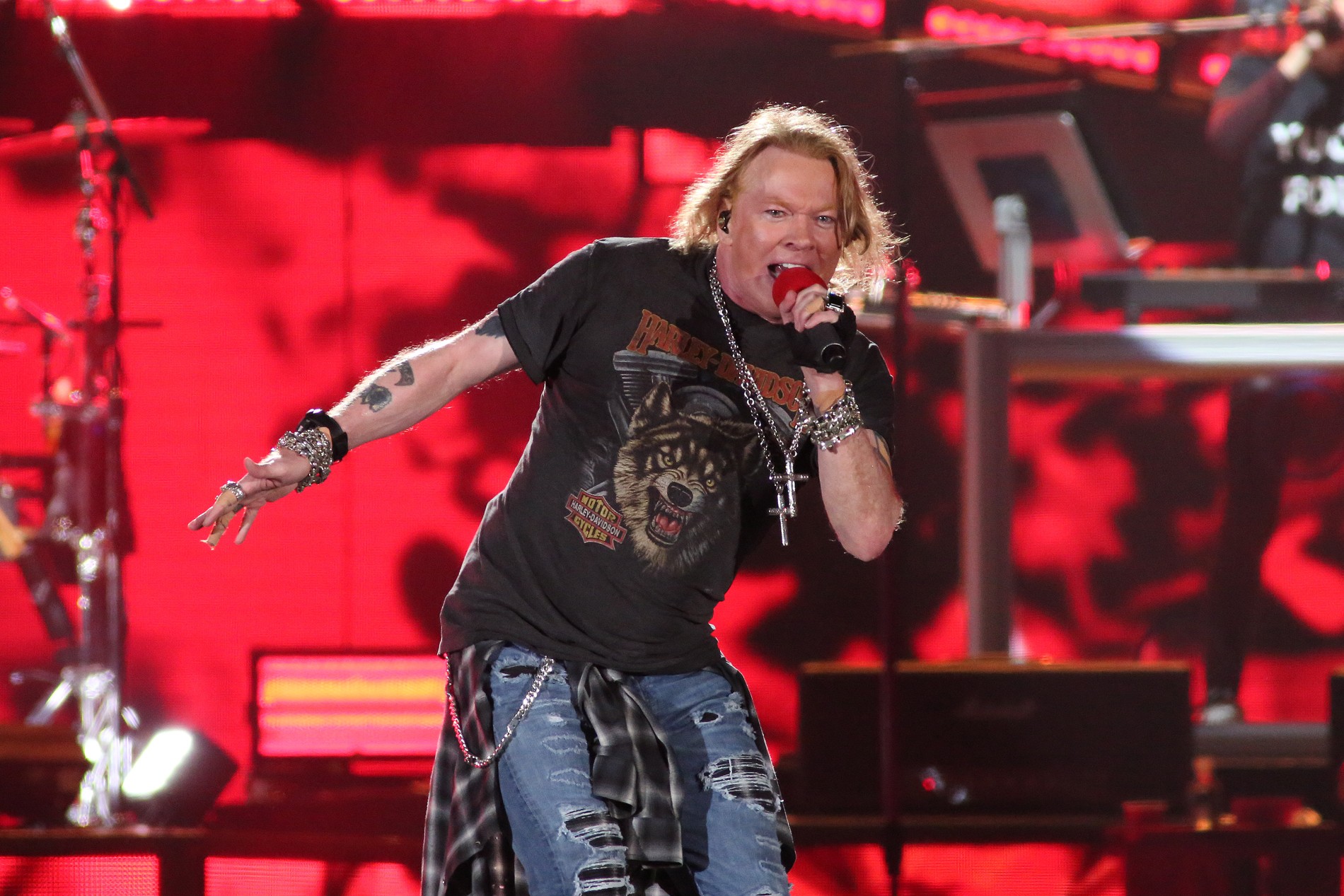 Axl Rose, dos Guns N' Roses, é acusado de agressão sexual