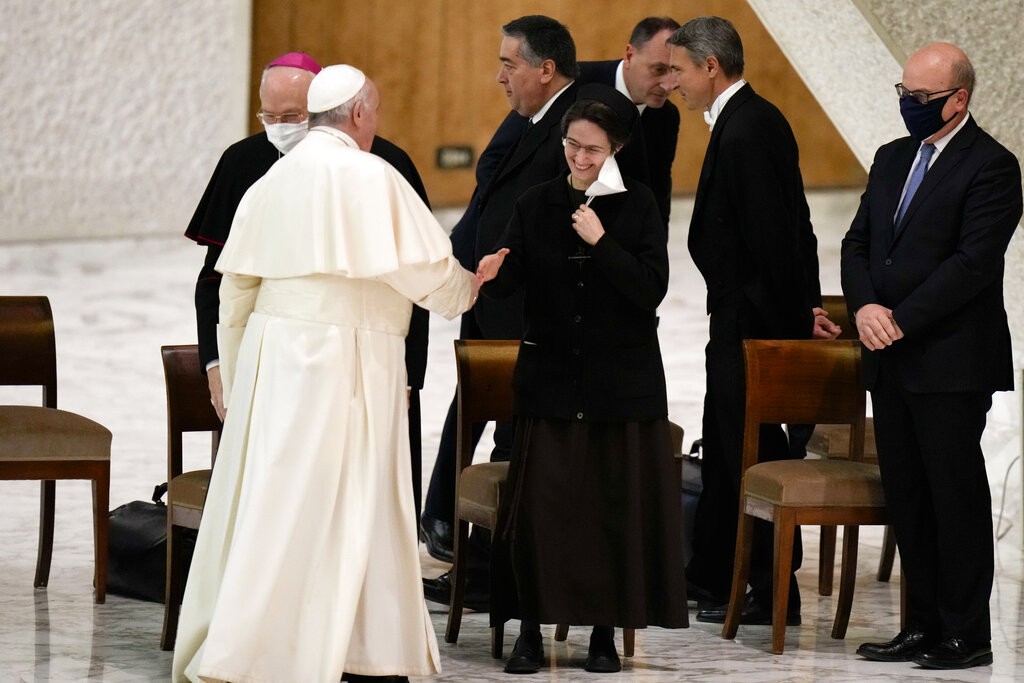 Por que mulheres ainda não podem escolher um papa ou ter cargos de liderança na Igreja Católica