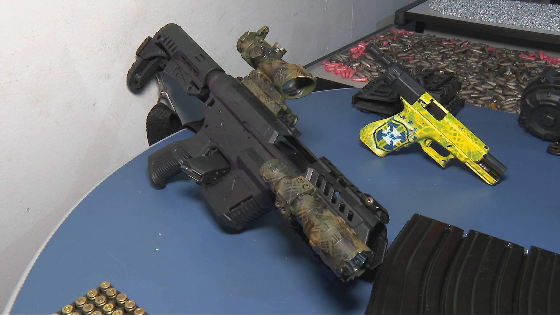 Homem é preso com granada, armas e drogas e uniforme da Polícia Civil em Ibirité