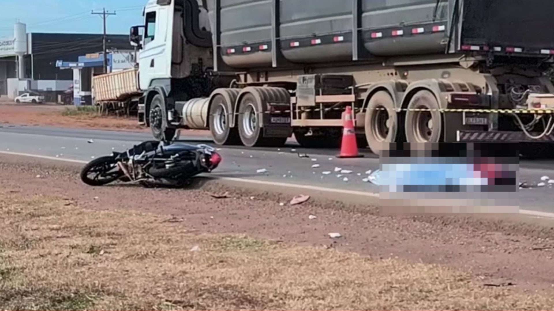 Mãe morre e filho de 5 anos fica ferido em batida entre moto e carreta em MT