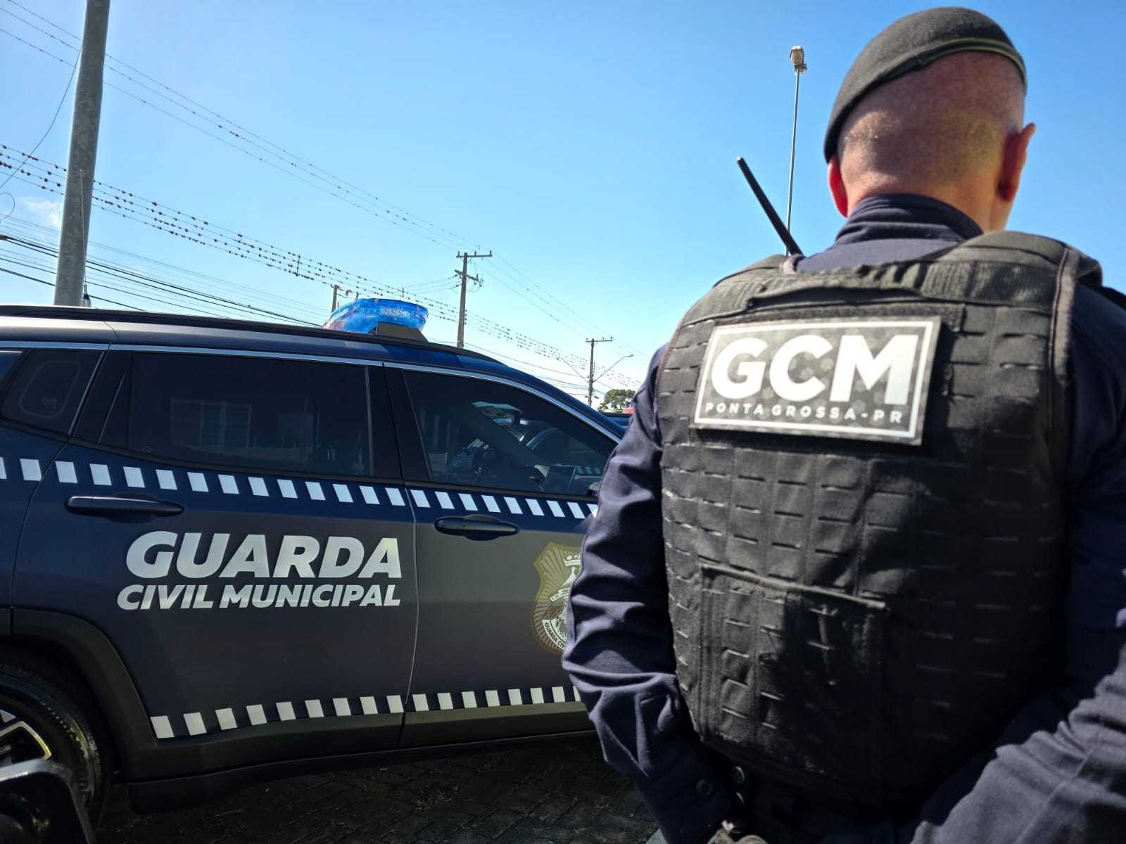 Mulher é agredida pelo marido e consegue fugir com os seis filhos para pedir ajuda, no PR; homem resistiu à prisão e atacou guardas