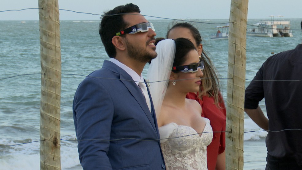 Casal se casa durante eclipse anular do sol, em Cabedelo, na Paraíba — Foto: Hebert Araújo/TV Cabo Branco