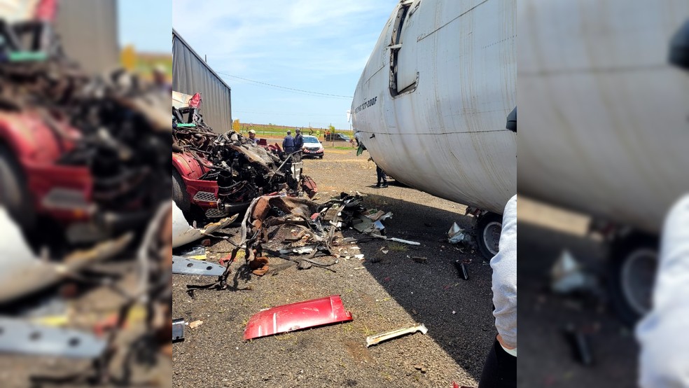 Motorista ficou preso nas ferragens após acidente em Regente Feijó (SP). O Corpo de Bombeiros foi acionado e realizou o resgate da vítima — Foto: Arquivo pessoal