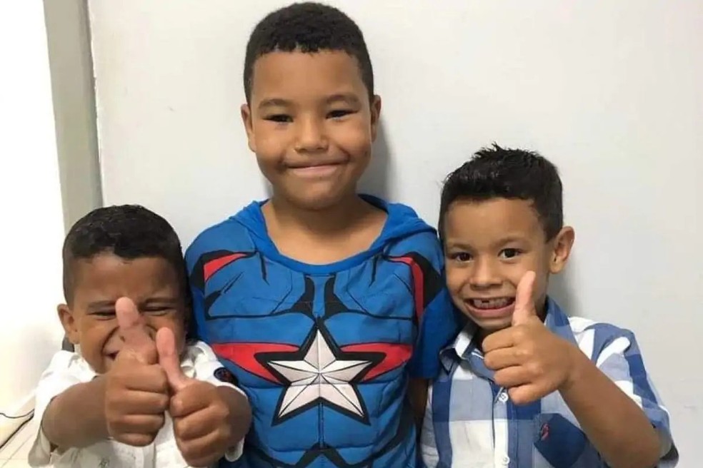 A primeira foto que a família recebeu do trio — Foto: Arquivo pessoal