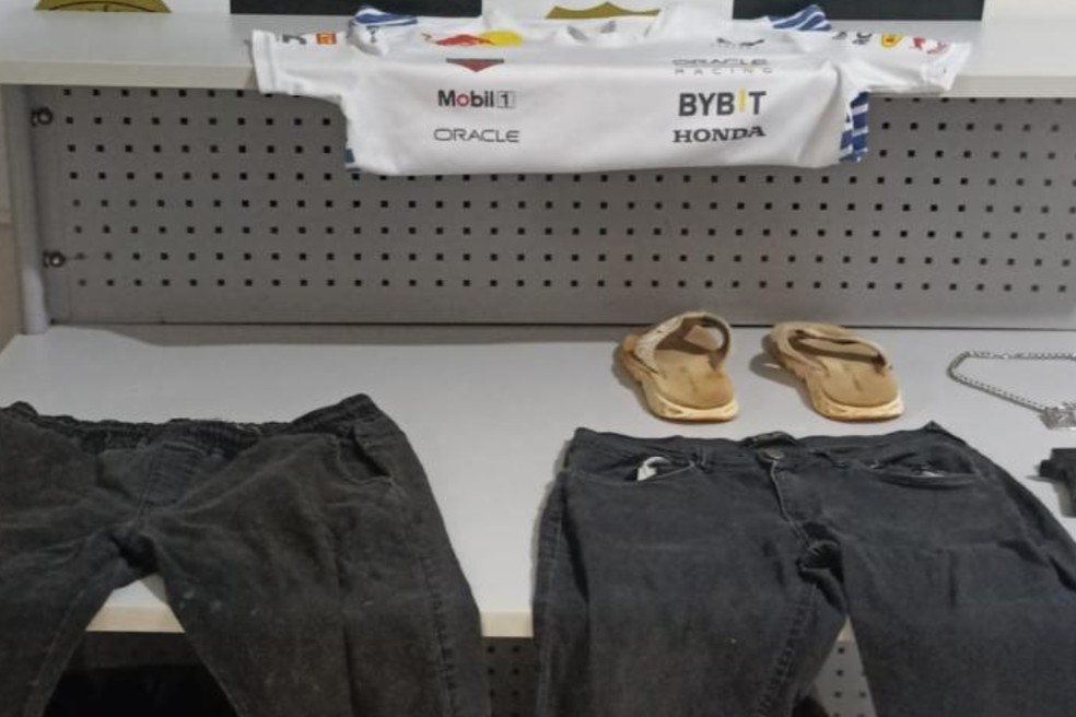 Roupas usadas no dia do crime e apreendidas pela polícia — Foto: PJC-MT