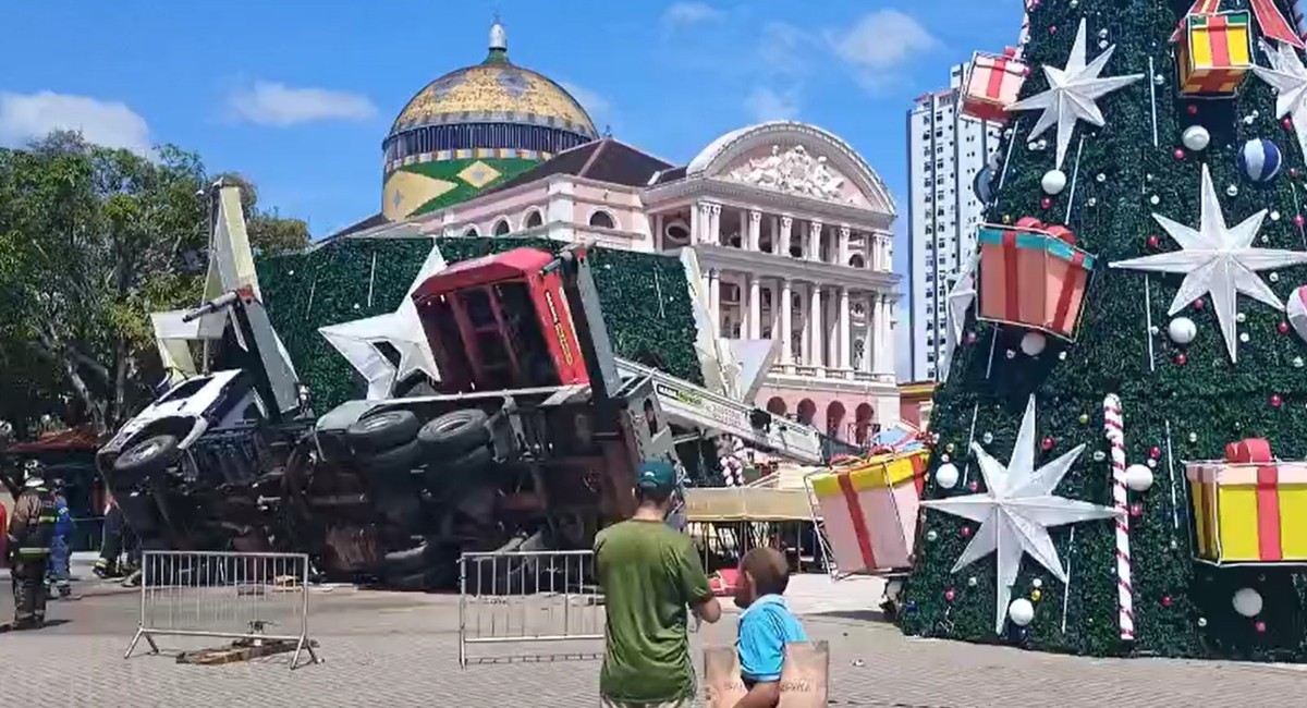 VÍDEO: Árvore de Natal desaba durante montagem no Largo de São Sebastião, em Manaus
