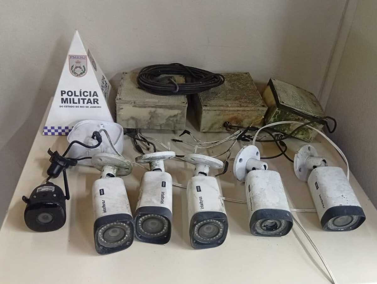 Polícia Militar desmonta sistema de câmeras instalado irregularmente em Paraty