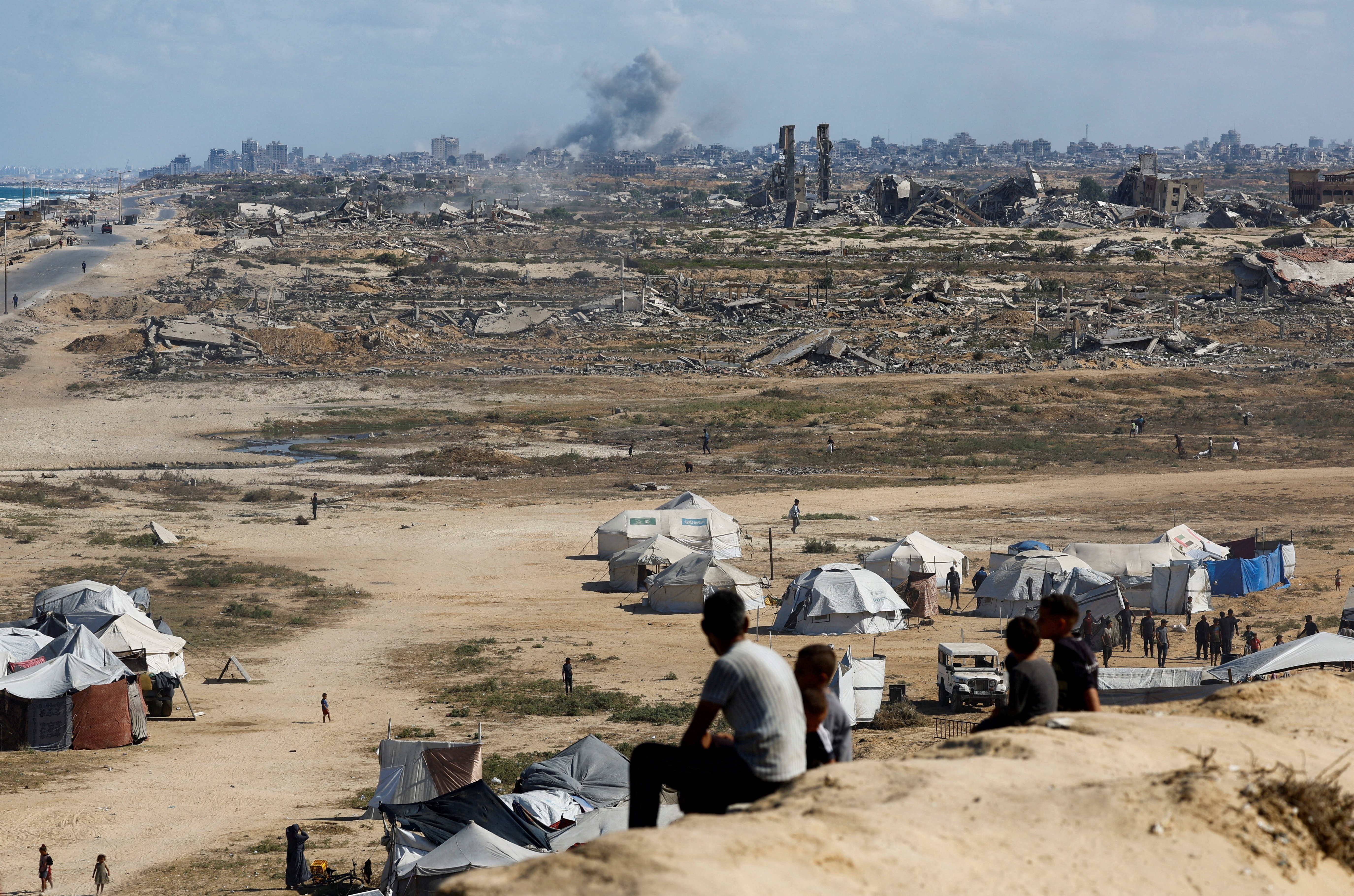 Israel e Hamas negociam plano de paz em Gaza neste domingo sob pressão de Trump