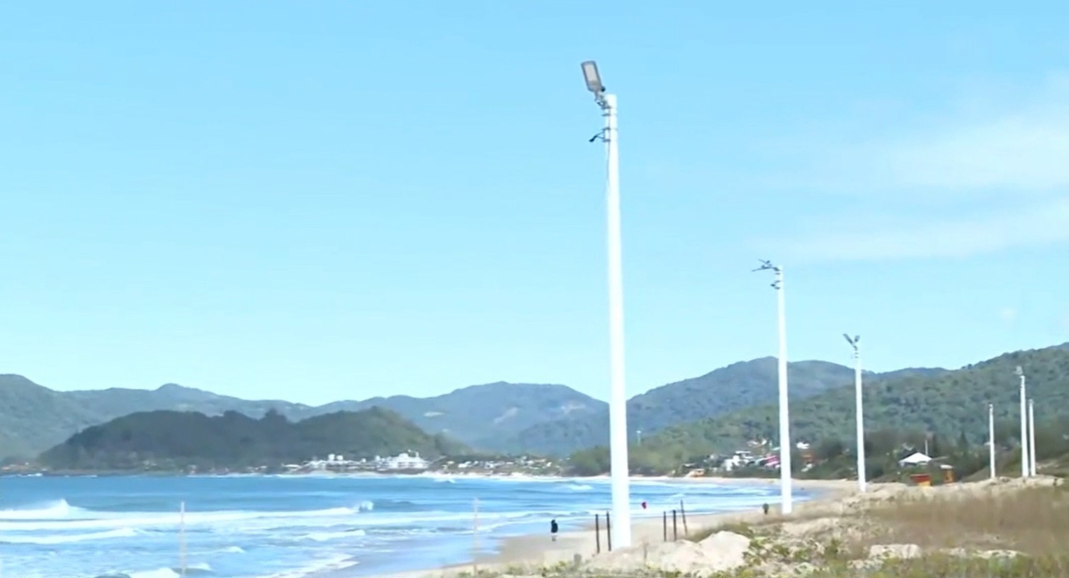 Instalação de postes é paralisada em praia 'queridinha' de SC após protestos sobre possíveis impactos ambientais