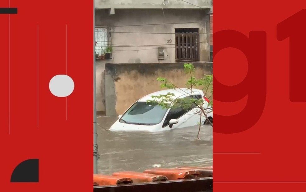 Carro foi parcialmente submerso pela água da chuva em Tancredo Neves — Foto: Reprodução/Redes Sociais