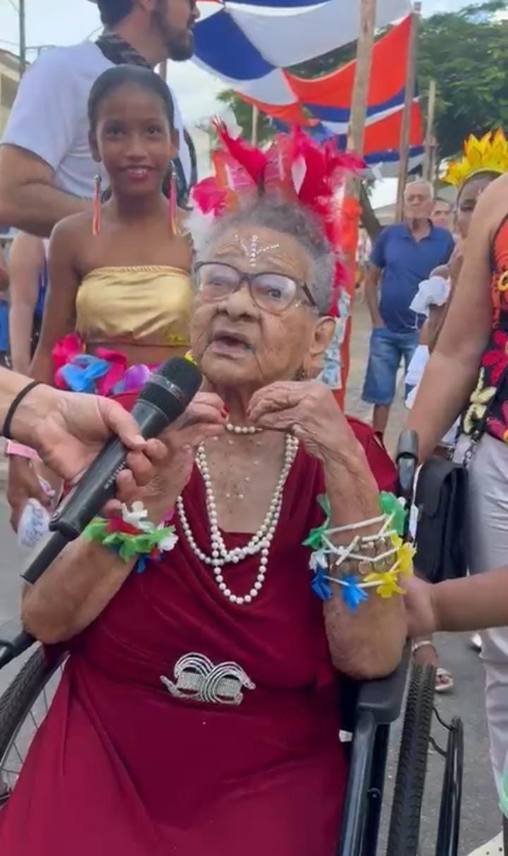 Idosa de 96 anos ganha bloco e realiza sonho de desfilar no carnaval em MG; VÍDEO