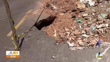 Moradores do bairro de São Brás denunciam um enorme buraco na travessa 1° de Queluz