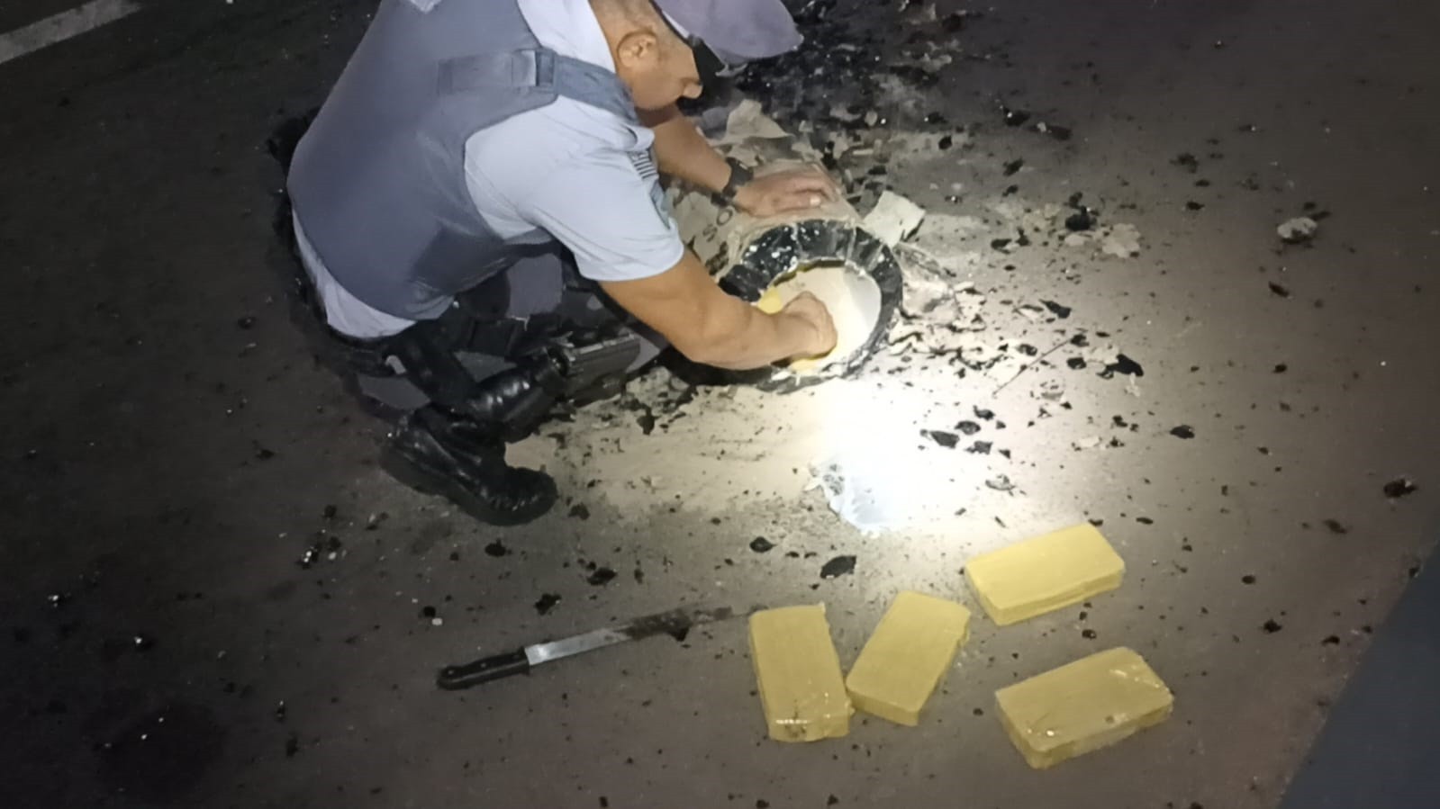 Passageiro de ônibus esconde carga de cocaína dentro de tambor de piche asfáltico, mas acaba preso em flagrante em Regente Feijó
