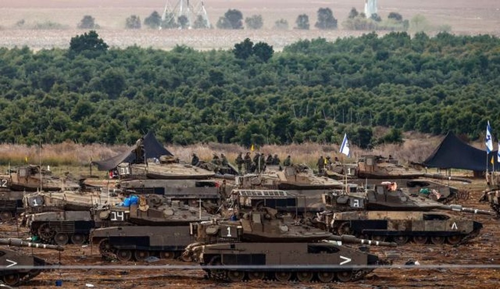 Veículos militares e soldados israelenses perto da fronteira com Gaza — Foto: HANNIBAL HANSCHKE/EPA-EFE/REX/SHUTTERSTOCK