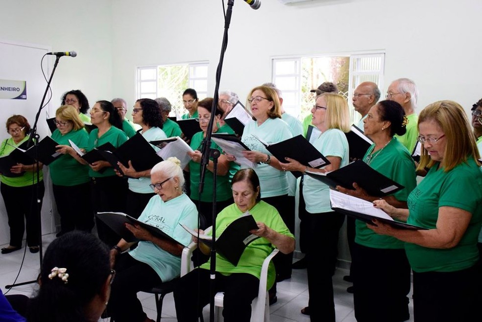 Prefeitura Resende - AULA CANTO E CORAL 🗣🎤 Mais uma atividade para a  Melhor Idade! 🥰 Estão abertas inscrições para aulas de Canto e Coral  voltadas para idosos acima de 60 anos.