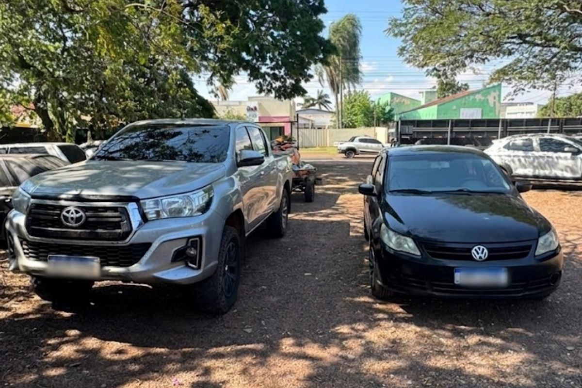 Homens encapuzados atiram contra vítimas e roubam 2 carros na MS-164; dupla é presa