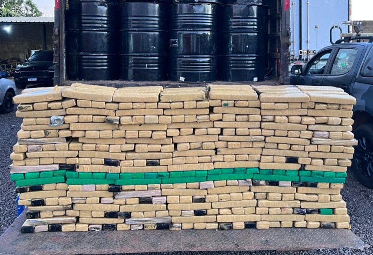 Polícia apreende 1,4 tonelada de maconha escondida em galões metálicos em Campo Grande