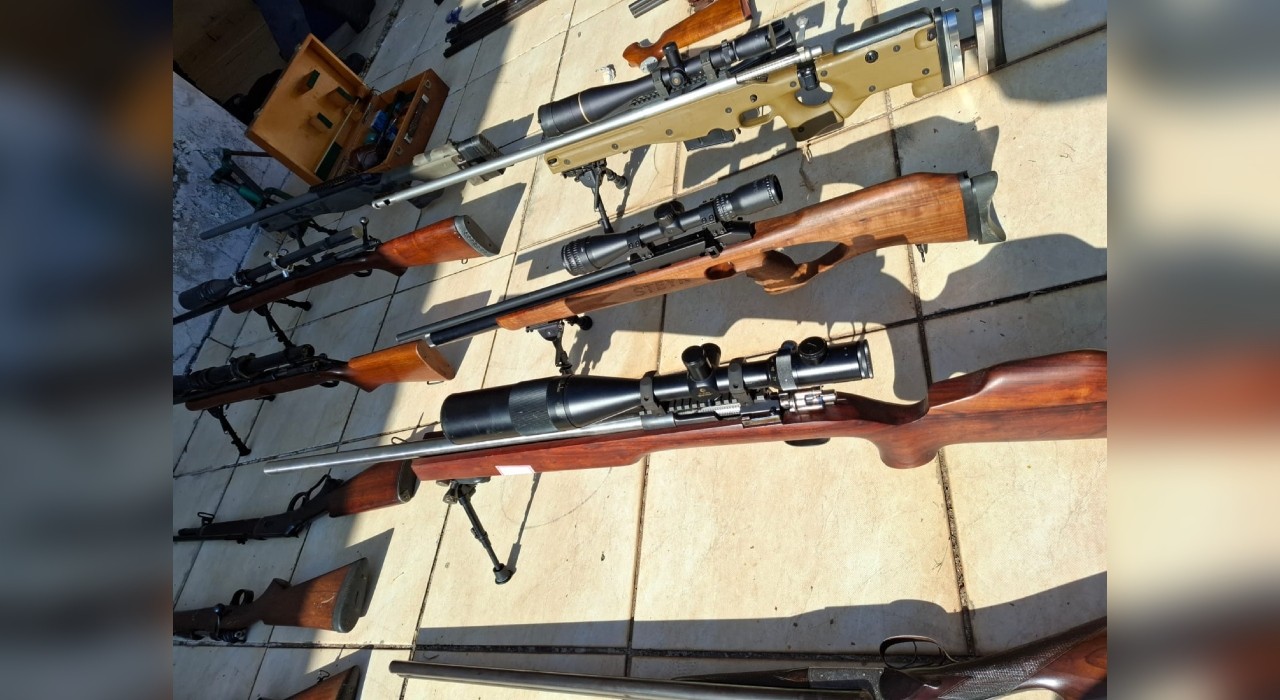 Justiça concede liberdade provisória a caseiro de chácara onde foi encontrado arsenal com mais de 100 armas