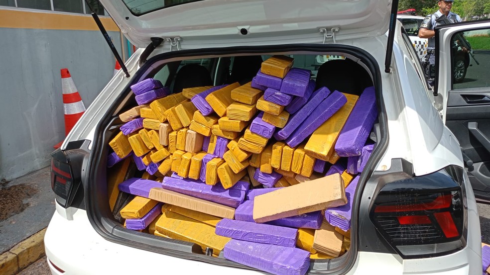 Paraguaio de 16 anos é flagrado dirigindo carro com mais de 460 kg de maconha, em Pirapozinho (SP) — Foto: Paula Sieplin/TV Fronteira