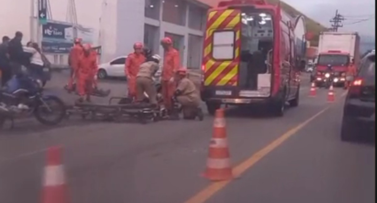 Acidente entre carro e moto deixa um ferido em Volta Redonda 