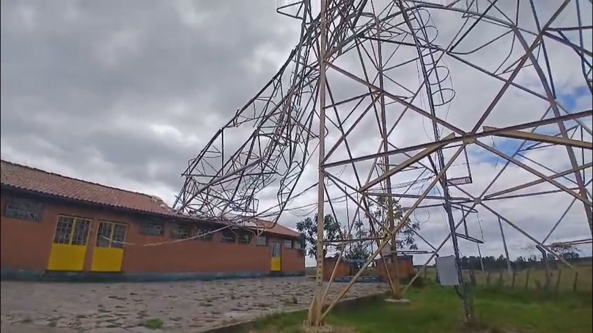 Mais de cem alunos estão sem aulas há 10 dias após torre de telefonia cair sobre escola durante temporal no RS
